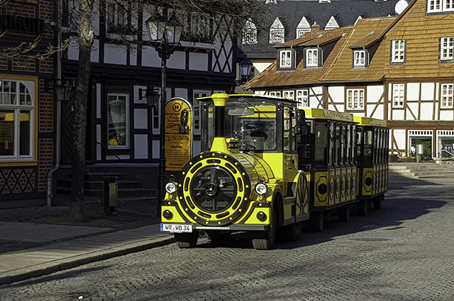 Eine Bimmelbahn wartet auf der Marktstraße, Wernigerode