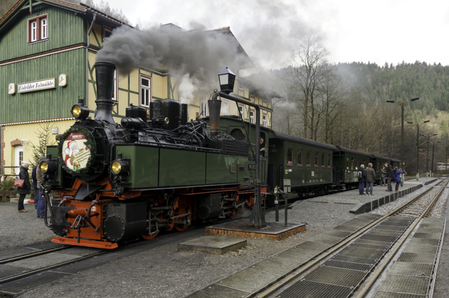 Sonderzug im Bahnhof Eisfelder Talmühle im Harz